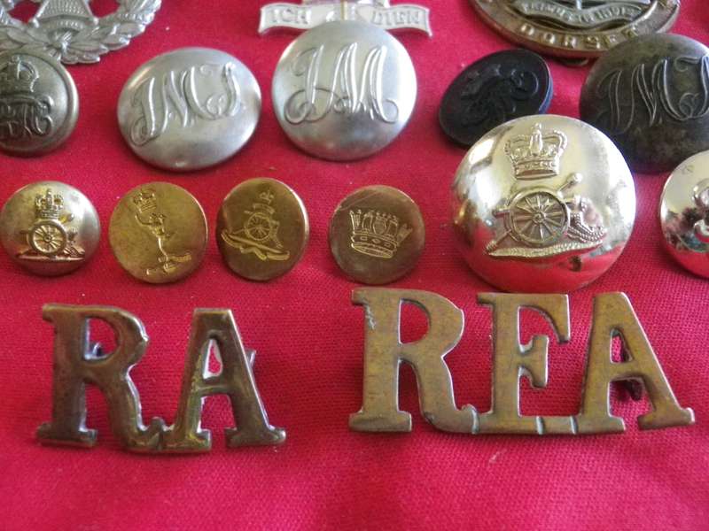 BRITISH ARMY - LOT OF VARIOUS REGIMENTAL + CORPS. BADGES, TITLES + BUTTONS   (8993)