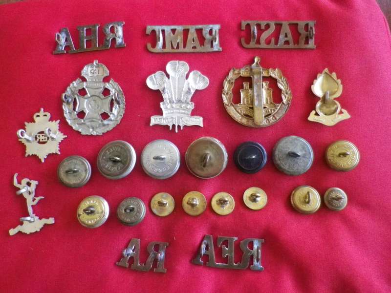 BRITISH ARMY - LOT OF VARIOUS REGIMENTAL + CORPS. BADGES, TITLES + BUTTONS   (8993)