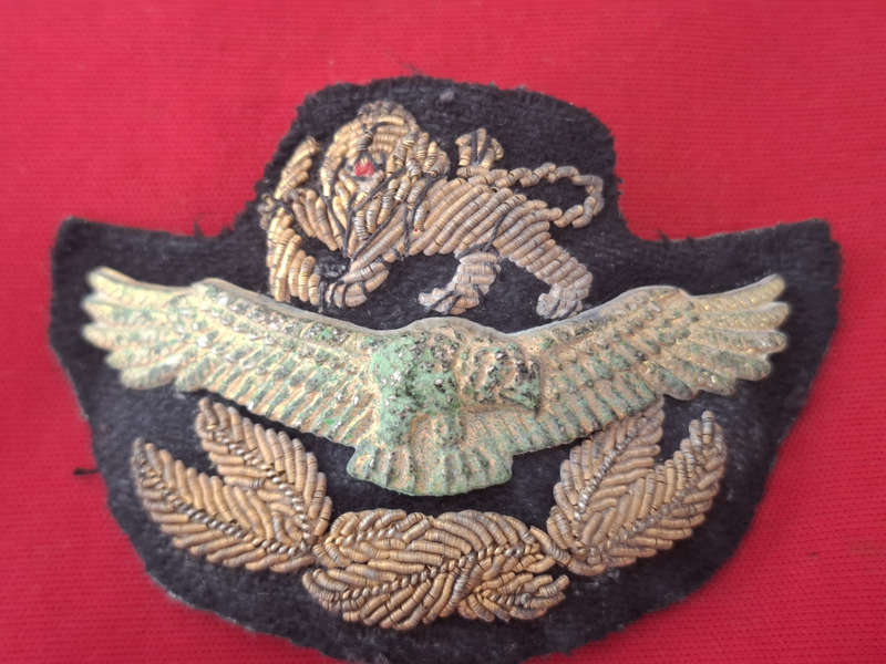 RHODESIAN AIRFORCE - OFFICERS BULLION PADDED CAP BADGE   (8985)