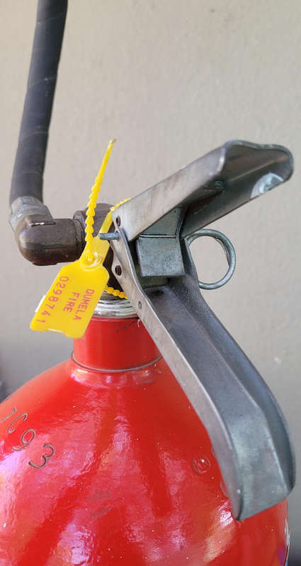 CHUBB 9Kg CO2 Giant Size Squeeze-Grip-Type Fire Extinguisher (31.30Kg Net Weight).