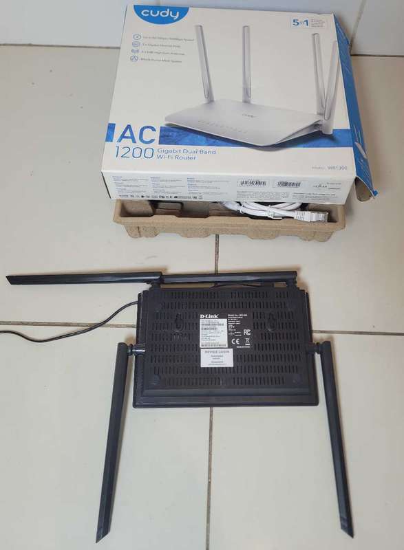 Clean-Used D-Link (DIR-825) FAST Gigabit Dual Band Router. NO CHARGER