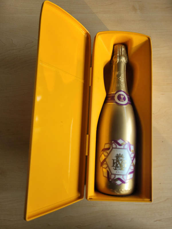 BNG Champagne BRUT VEUVE CLICQUOT SMEG FRIDGE (COLLECTORS LIMITED EDITION)