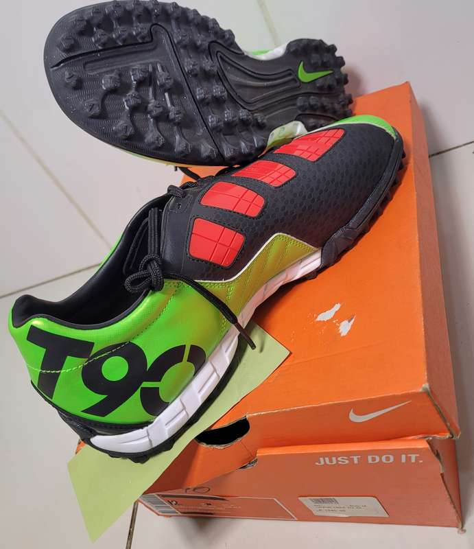 UNUSED.. Nike T90. Size UK 11 - Slim Fit. (Former Display Item)