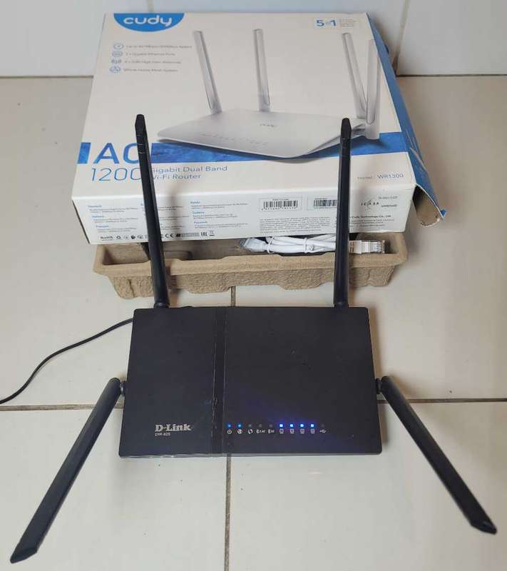 Clean-Used D-Link (DIR-825) FAST Gigabit Dual Band Router. NO CHARGER