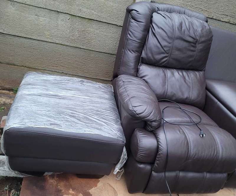 COLLECTION ONLY...100% 4-Piece GENUINE LEATHER Lazy Boy Recliners