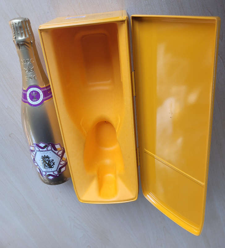 BNG Champagne BRUT VEUVE CLICQUOT SMEG FRIDGE (COLLECTORS LIMITED EDITION)
