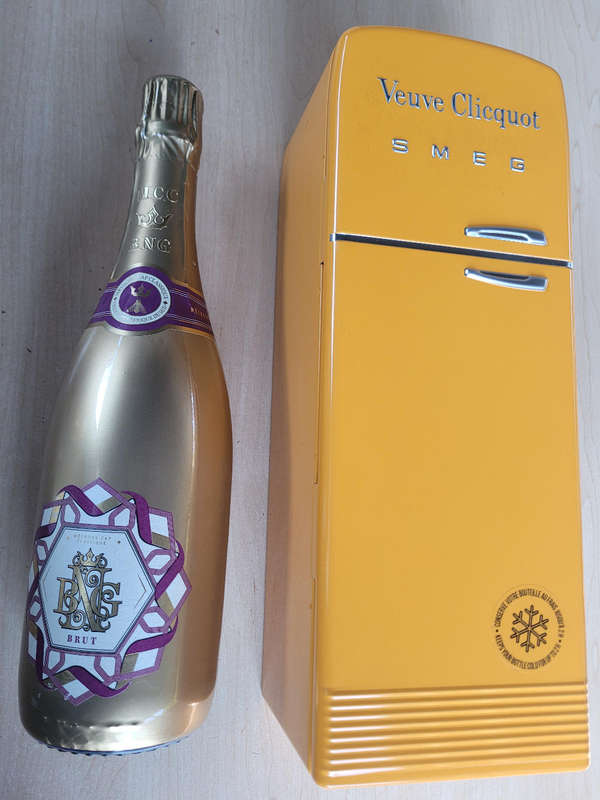 BNG Champagne BRUT VEUVE CLICQUOT SMEG FRIDGE (COLLECTORS LIMITED EDITION)