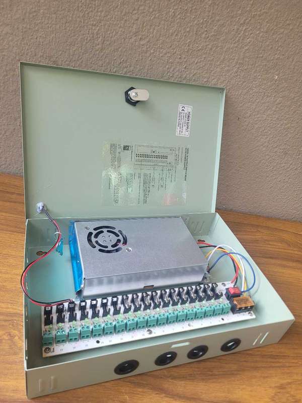 UNUSED/UNTESTED 12VDC CCTV Power Supply-18 Output Switch Mode. With A Set Of Keys
