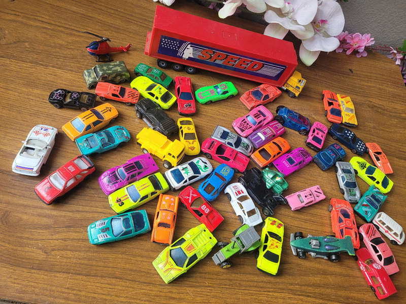 A Variety Of 50x Collector`s Toys (Bid Per Lot Of 50x)