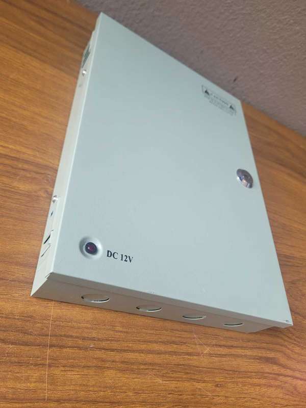 UNUSED/UNTESTED 12VDC CCTV Power Supply-18 Output Switch Mode. With A Set Of Keys