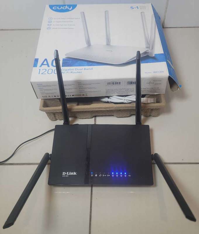 Clean-Used D-Link (DIR-825) FAST Gigabit Dual Band Router. NO CHARGER