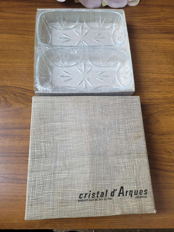 Vintage Twin Glass Bowl Set With Chiseled Details In ORIGINAL BOX (As Pictured )