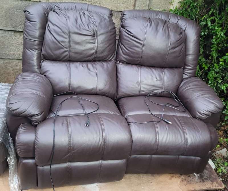 COLLECTION ONLY...100% 4-Piece GENUINE LEATHER Lazy Boy Recliners