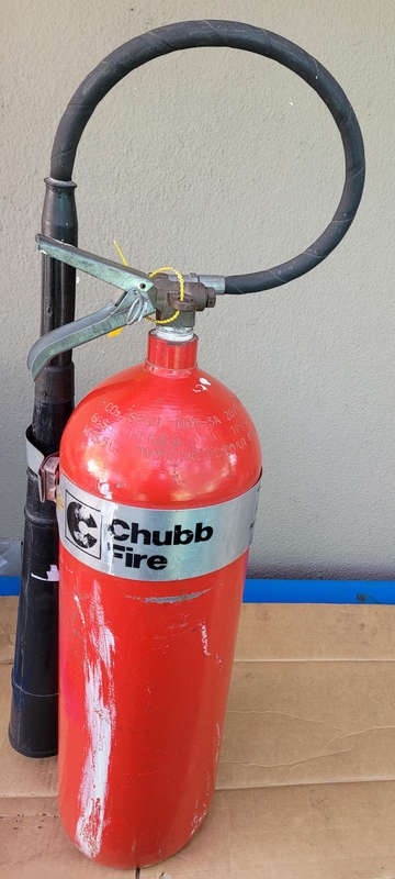 CHUBB 9Kg CO2 Giant Size Squeeze-Grip-Type Fire Extinguisher (31.30Kg Net Weight).
