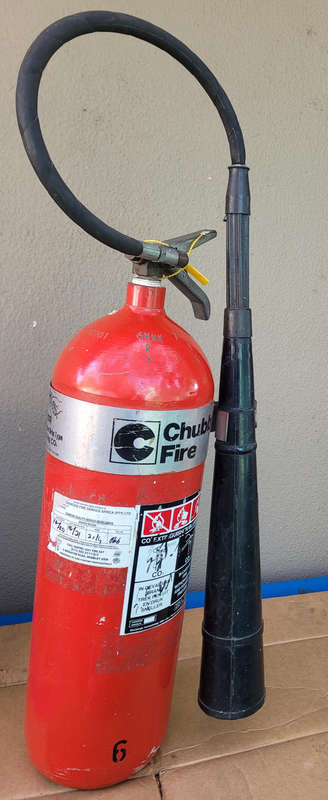 CHUBB 9Kg CO2 Giant Size Squeeze-Grip-Type Fire Extinguisher (31.30Kg Net Weight).