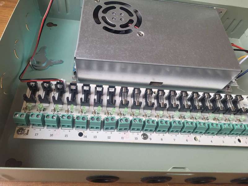 UNUSED/UNTESTED 12VDC CCTV Power Supply-18 Output Switch Mode. With A Set Of Keys