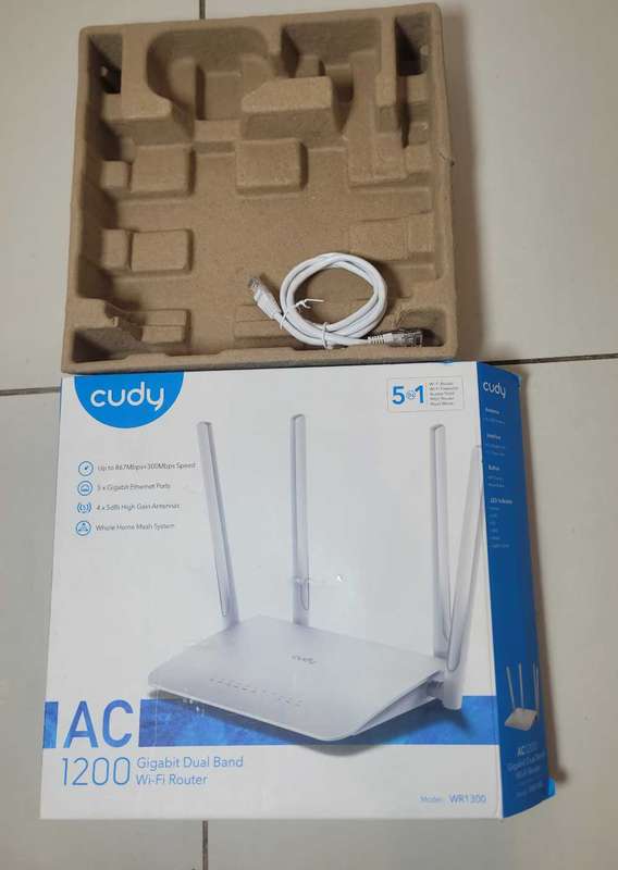 Clean-Used D-Link (DIR-825) FAST Gigabit Dual Band Router. NO CHARGER
