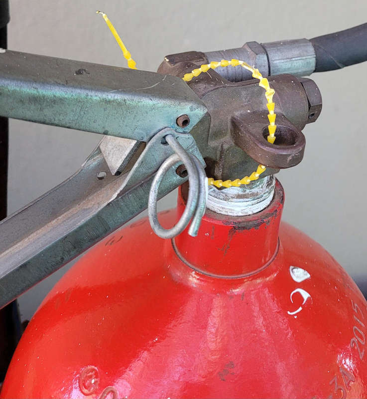 CHUBB 9Kg CO2 Giant Size Squeeze-Grip-Type Fire Extinguisher (31.30Kg Net Weight).
