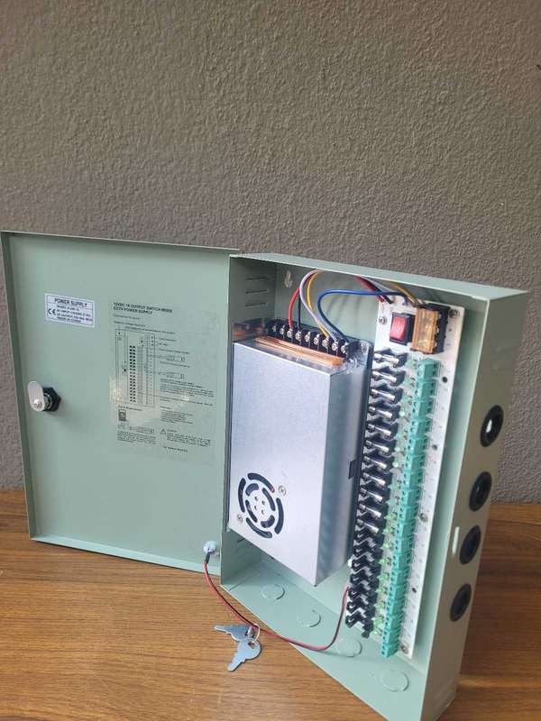 UNUSED/UNTESTED 12VDC CCTV Power Supply-18 Output Switch Mode. With A Set Of Keys