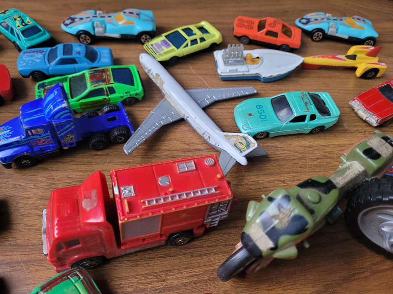 A Variety Of 50x Collector`s Toys (Bid Per Lot Of 50x)