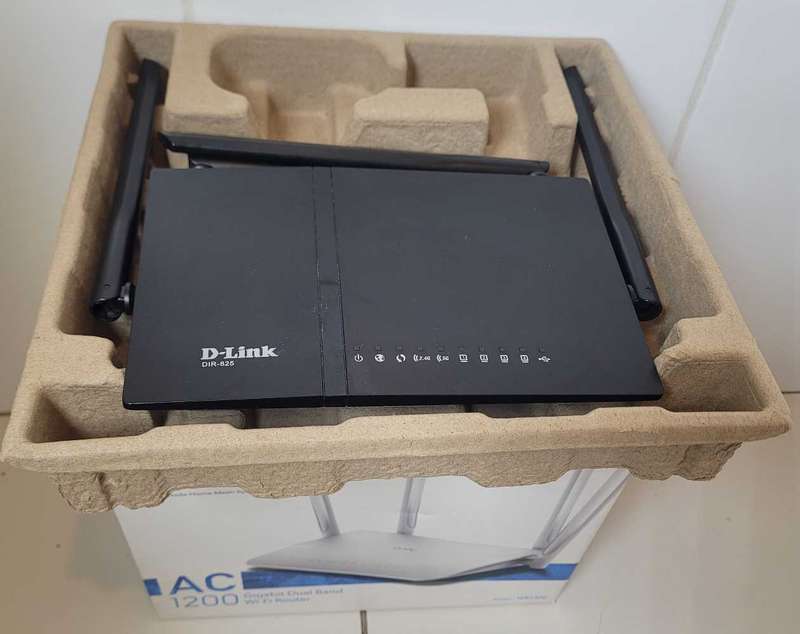 Clean-Used D-Link (DIR-825) FAST Gigabit Dual Band Router. NO CHARGER