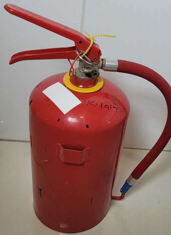 4.5 Kg FULL Fire Extinguisher. (Next Recharge Date: 2/16).