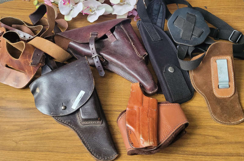 Collector`s Genuine Leather GUN HOLSTER Lot.  (Bid Per Lot)