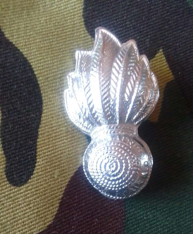 SADF /SA ARMY  ARTILLERY CHROMED COLLAR/ BERET BADGE