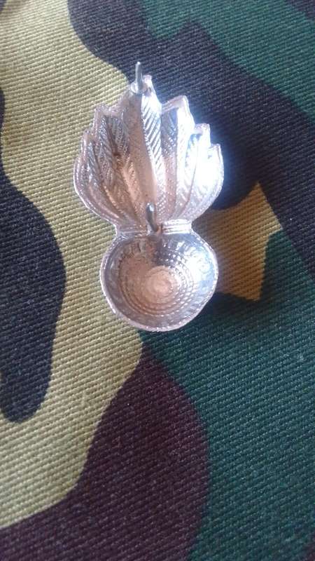SADF /SA ARMY  ARTILLERY CHROMED COLLAR/ BERET BADGE