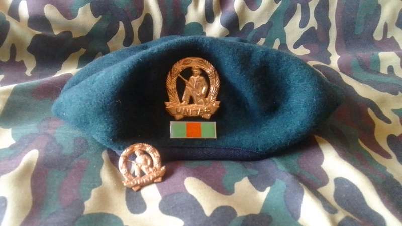 SADF COMMANDO BERET  BRONZE CAP BADGE/BALKIE + SINGLE COLLAR BADGE