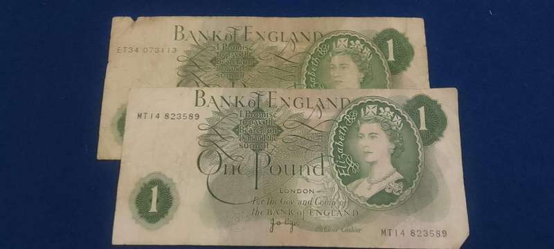 BANK OF ENGLAND ONE POUND NOTE (2 NOTES)