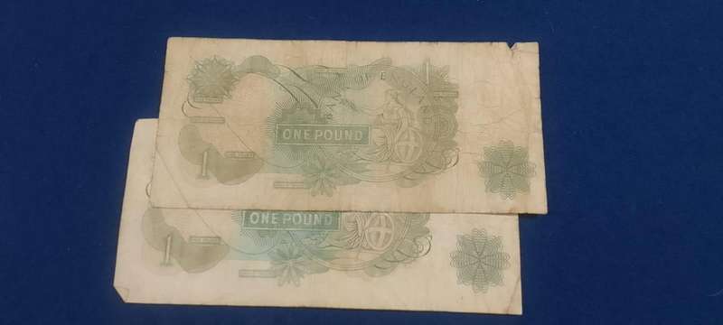 BANK OF ENGLAND ONE POUND NOTE (2 NOTES)