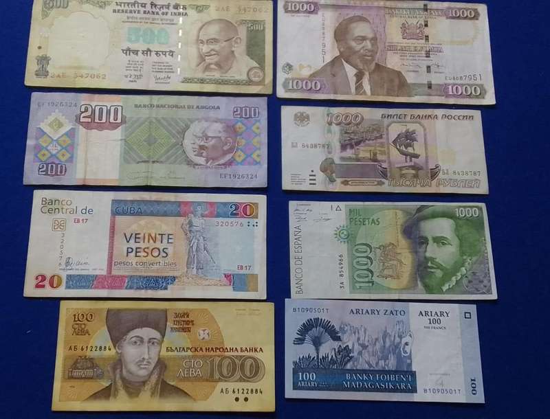 Banknotes from the World - 8 notes - your bid takes all