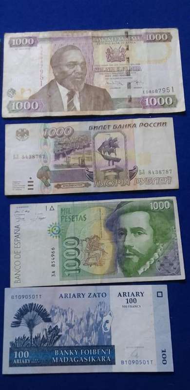 Banknotes from the World - 8 notes - your bid takes all