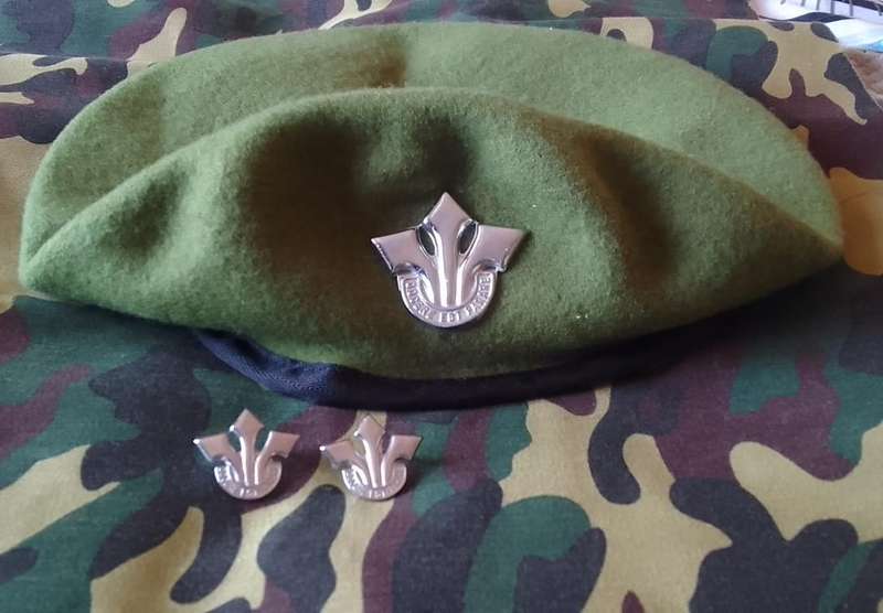 SA ARMY/SADF PROFESSIONAL OFFICERS  BERET ##INCL. SET OF COLLAR/MESS DRESS BADGES -