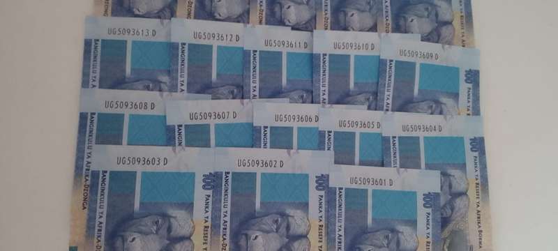 RSA ONE HUNDRED RAND NOTES - SEQUENCED ** 18 notes**CRISPY NOTES**UNC - L KGANYAGO