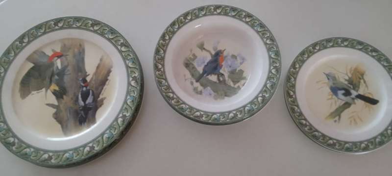 COLLECTION OF CERAMIC DINNER PLATES - BIRD DESIGN