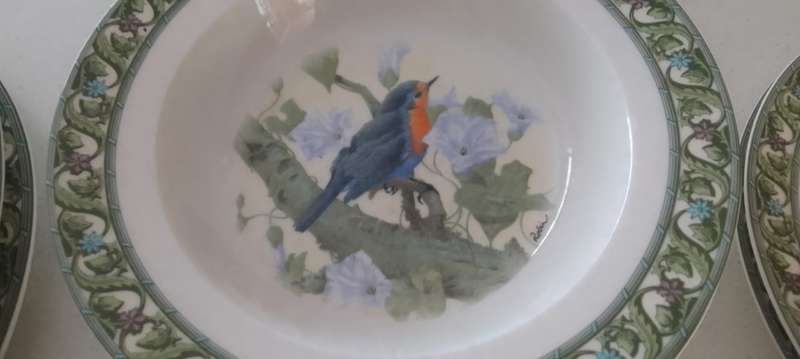 COLLECTION OF CERAMIC DINNER PLATES - BIRD DESIGN