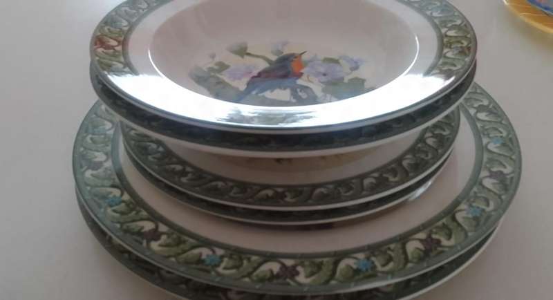 COLLECTION OF CERAMIC DINNER PLATES - BIRD DESIGN