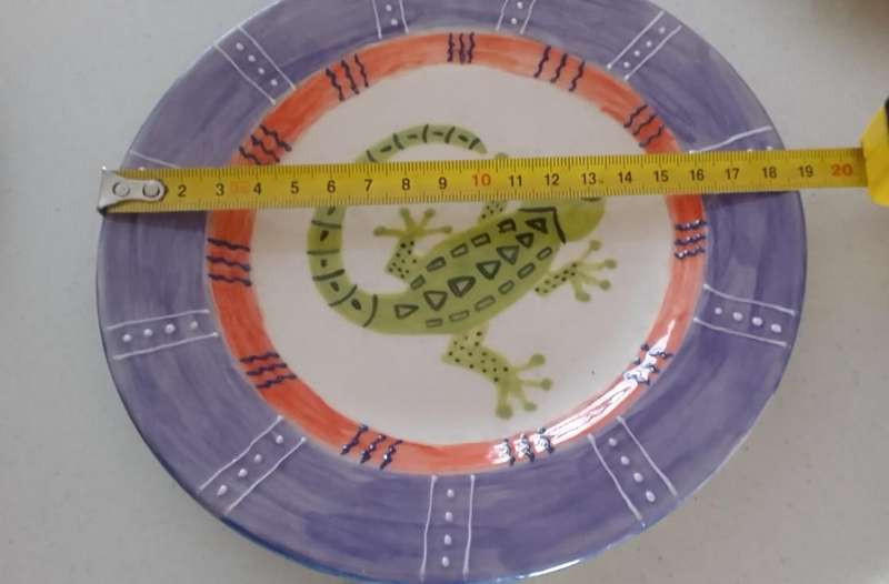 COLLECTION OF HAND PAINTED CERAMIC SIDE PLATES - 6 SIDE PLATES