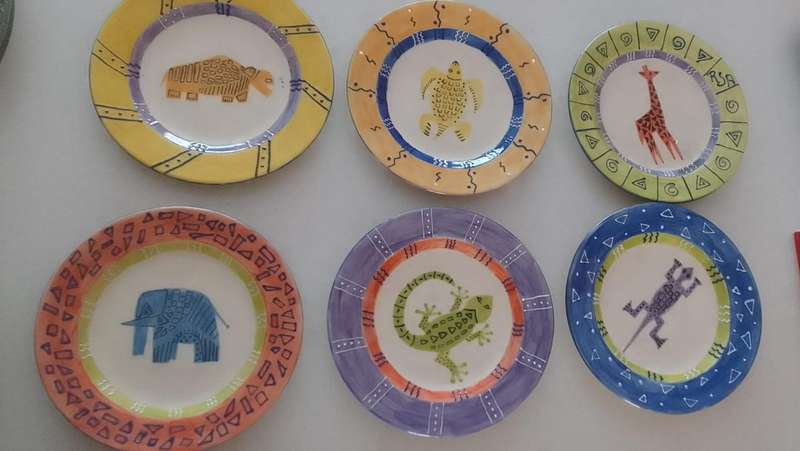 COLLECTION OF HAND PAINTED CERAMIC SIDE PLATES - 6 SIDE PLATES