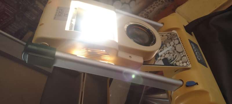 OVERHEAD PROJECTOR  IN ORIGINAL  CASE -- COLLECTORS ITEM - GOOD WORKING CONDITION -