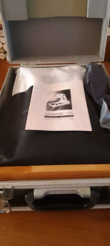 OVERHEAD PROJECTOR  IN ORIGINAL  CASE -- COLLECTORS ITEM - GOOD WORKING CONDITION -