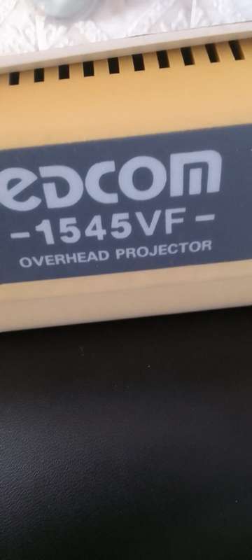 OVERHEAD PROJECTOR  IN ORIGINAL  CASE -- COLLECTORS ITEM - GOOD WORKING CONDITION -