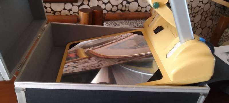 OVERHEAD PROJECTOR  IN ORIGINAL  CASE -- COLLECTORS ITEM - GOOD WORKING CONDITION -