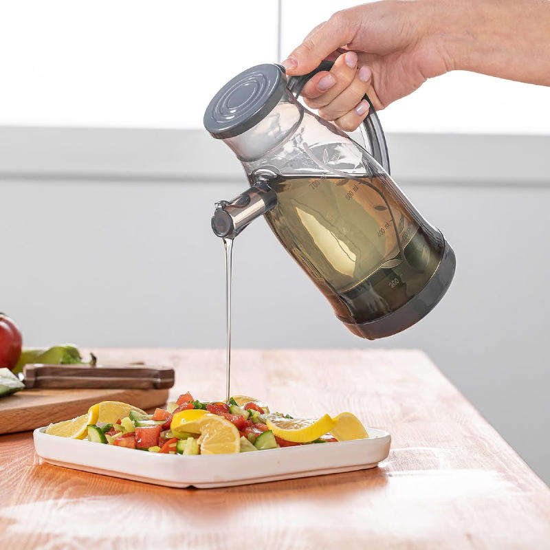 700ml Minimalistic Style Plastic Oil Bottle