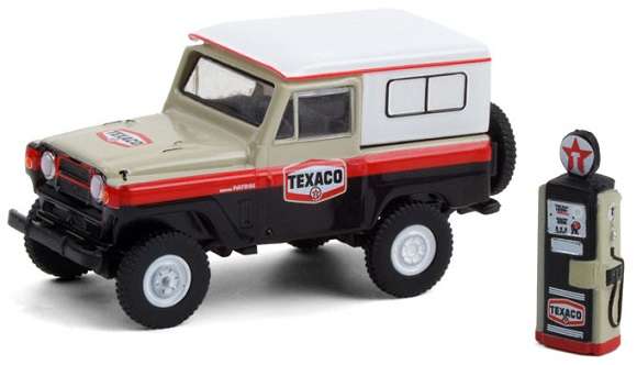 Greenlight Hobby Shop Nissan Patrol 1967 + Vintage Gas Pump Texaco 1/64 scale