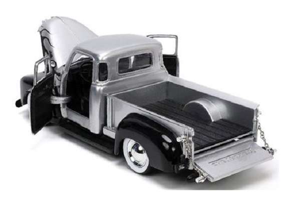 JADA 33025 Just Trucks Series Chevy Chevrolet Pickup 1953 + Spare tyres & rack 1/24 scale