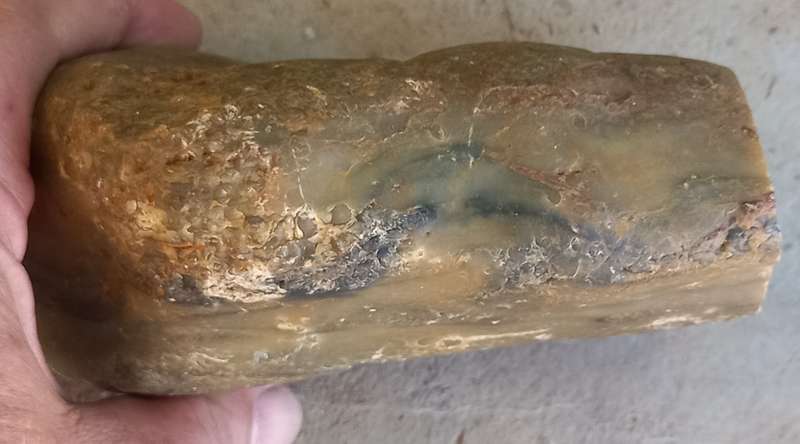 Agate rough approx 1.6kg and 14cm x 10cm x 6cm