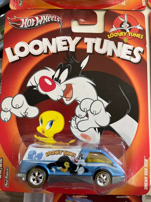 Hot wheels Looney Tunes set. Imported